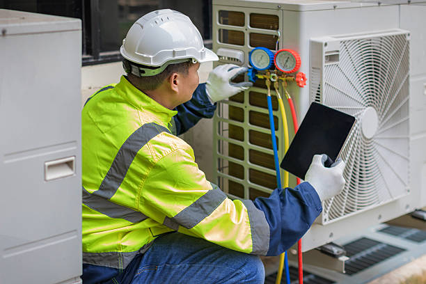 Professional Hvac technician working in Ellsworth, IL